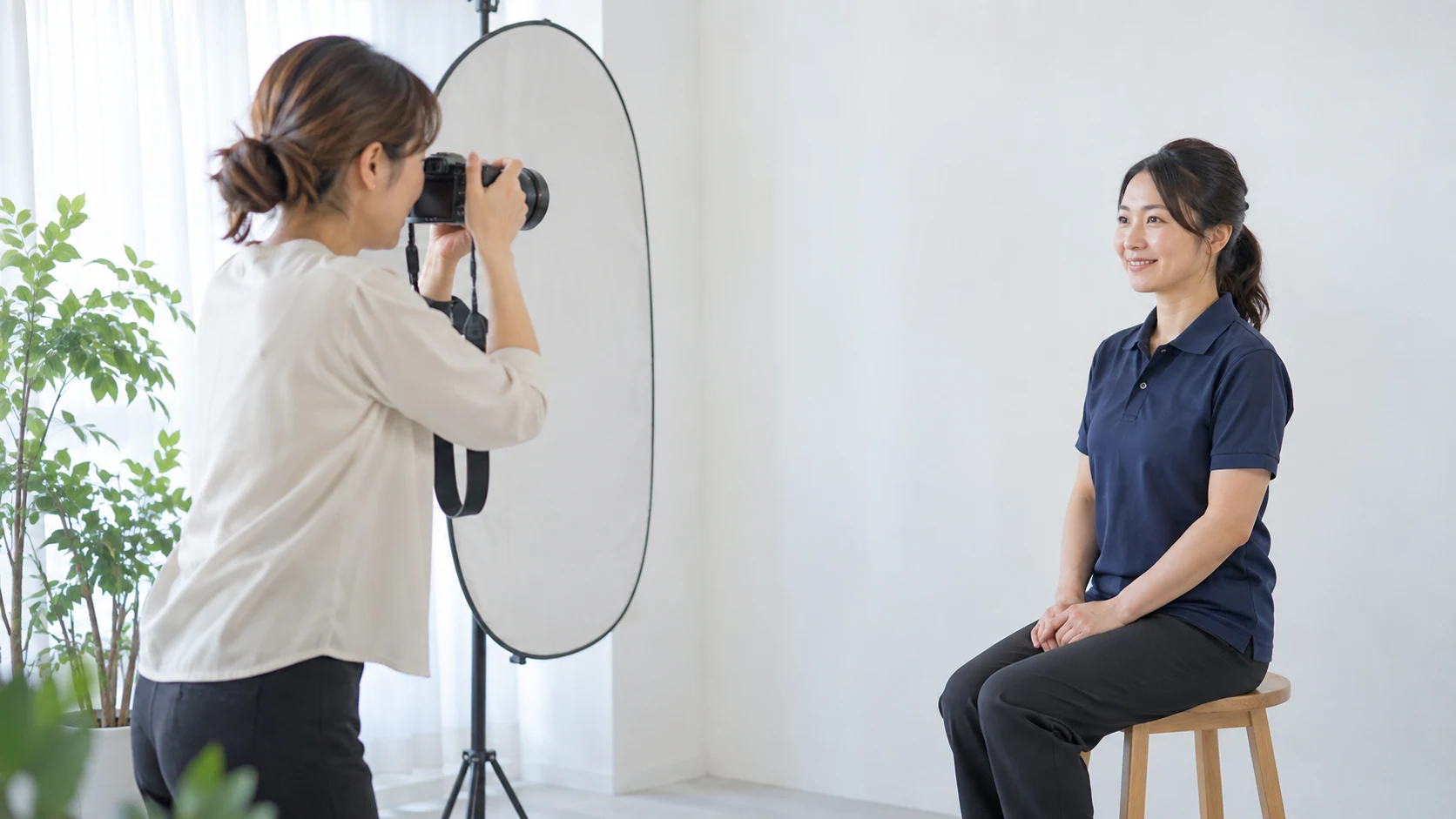 所属店舗でセラピスト固有のプロフィール写真を撮影する様子(AI生成イメージ)